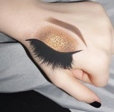 Drawing Eye On Hand with Makeup 77 Best Hand Artwork Images Beauty Makeover Beauty Makeup