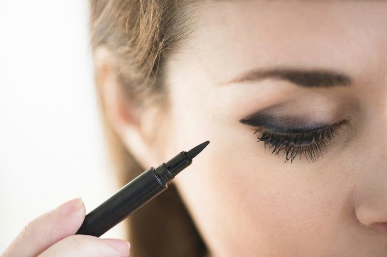 Drawing Eyes Eyeliner 10 Easy Tricks to Applying Pencil Eyeliner