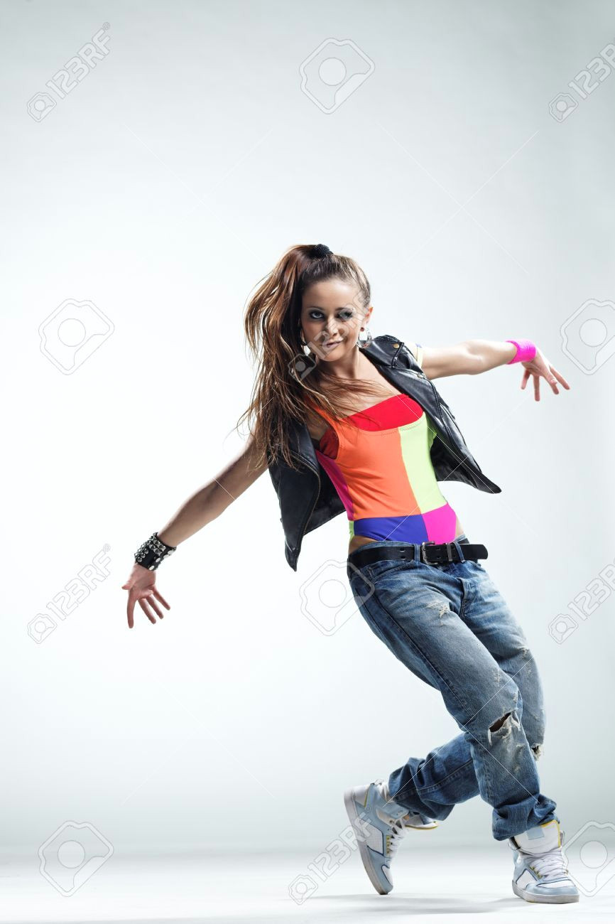 Drawing Of A Girl Dancing Hip Hop Danseuse De Style Moderne Posant Sur Fond De Studio Move Dance