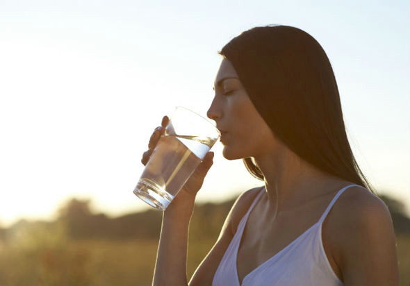 Drawing Of A Girl Drinking Water Water Intoxication Warning Drinking This Much Water Can Kill You