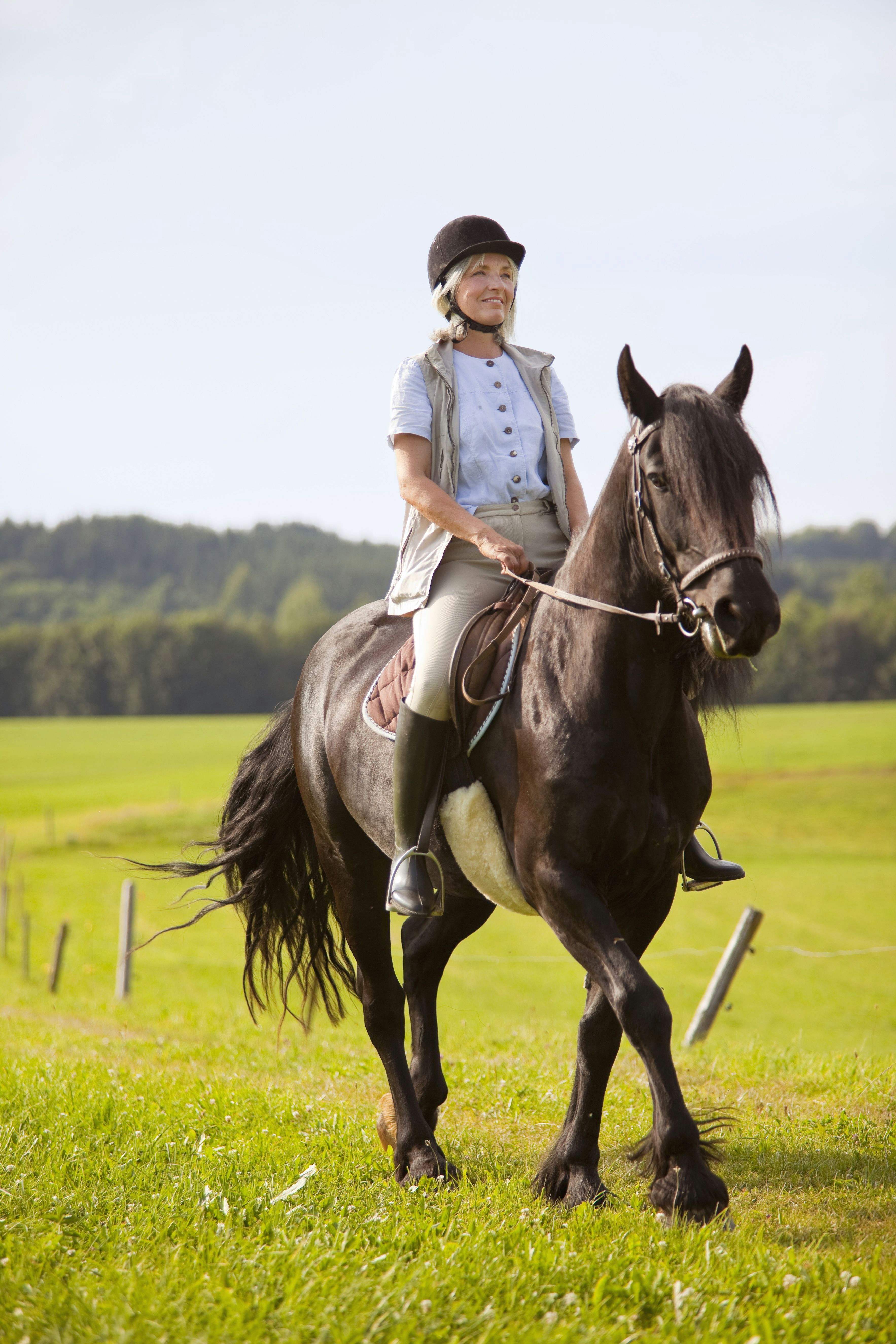 Drawing Of A Girl Riding A Horse the top 10 Beginner Horse Riding Mistakes