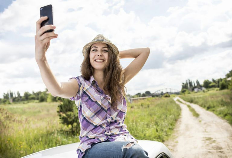 Drawing Of A Girl Taking A Selfie the 11 Best Selfie Apps Of 2019