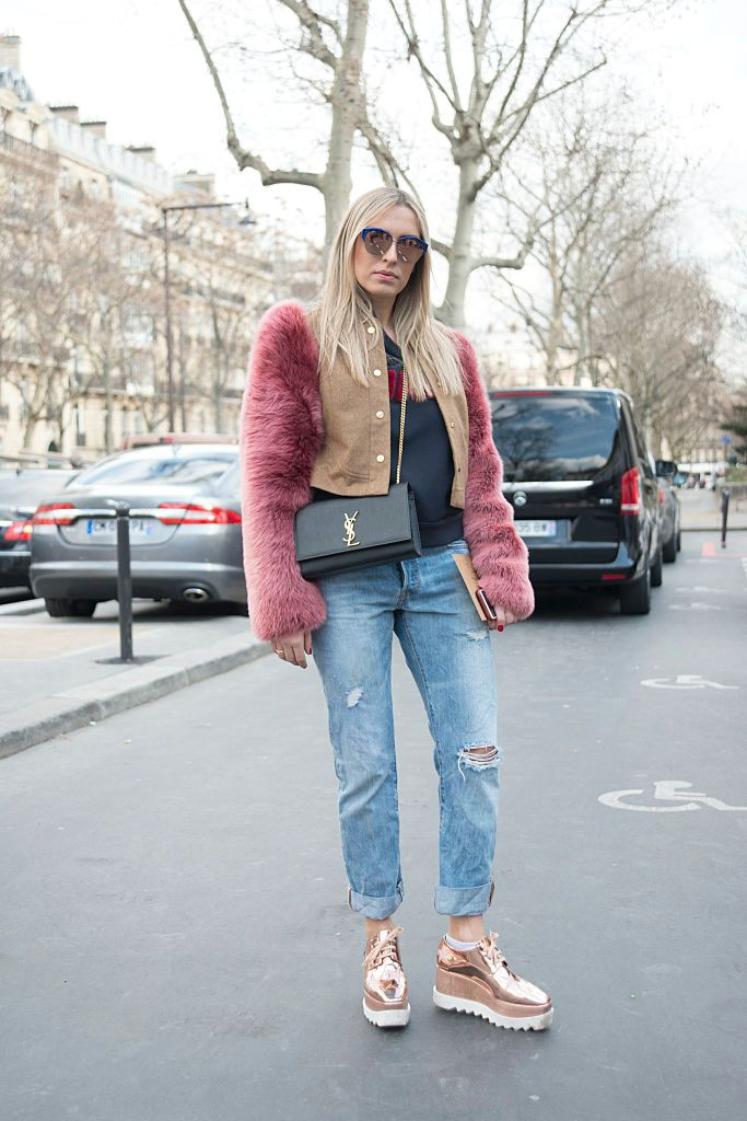 Drawing Of A Girl Wearing Jeans French Women Style How to Wear Jeans Like A Parisian